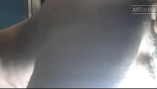 Yakın çekim büyük dildo ıslak götümü çarpıyor