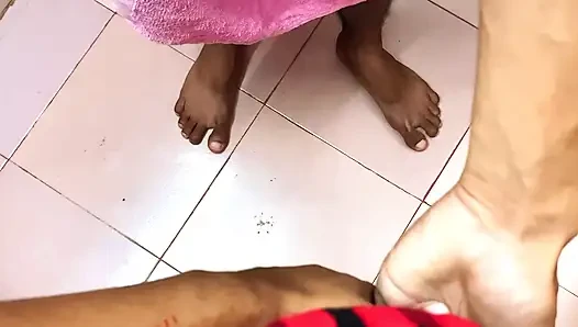 Adik tiriku tergila-gila gara-gara ngentot waktu dia ngeliat panis besarku