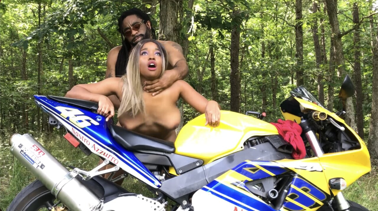Don Whoe recebe tanta buceta em sua motocicleta