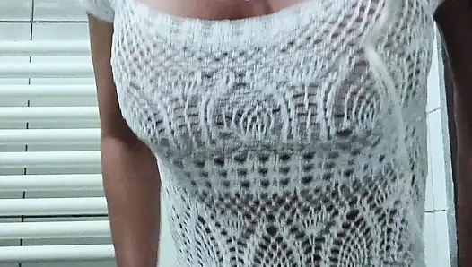 Леттиблондинка растягивает мою сексуальную задницу в белом