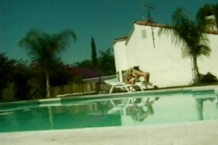 Vedete porno cu țâțe mari din platină care împart un vibrator lângă piscină