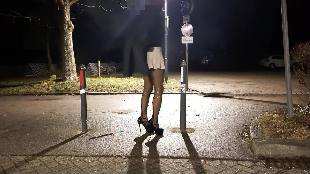 Plimbare în ciorapii mei negri din latex transparenți cu tocuri înalte