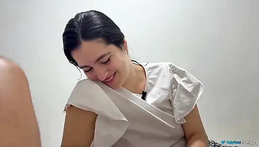 Sürpriz hediye üvey kız kardeş onu mutlu etmek için amından vazgeçiyor