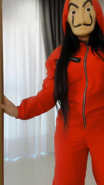Uzbudljiv trenutak iz "La casa de papel cosplay Latina s velikom guzicom zadirkuje na stupu i daje najvrući JOI"