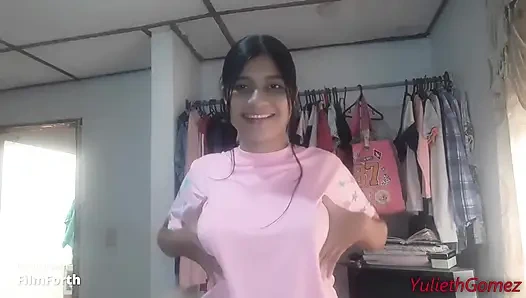 Tiba-tiba di rumahku, aku ngentot memek sempitku habis-habisan di kamar!