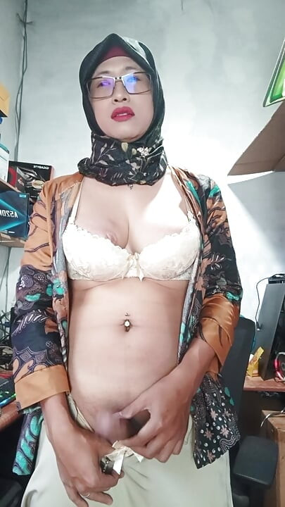 Big Boobs Hijab TS Masturbates Till She Cums
