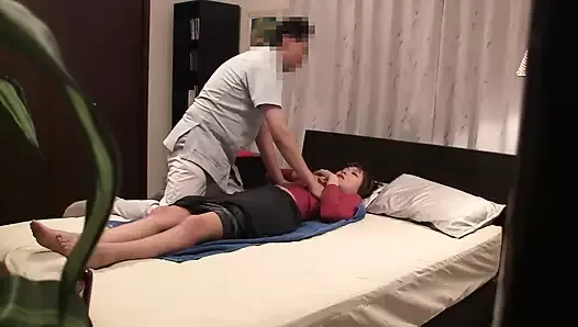 Engañando a una esposa en un masaje con aceite ... - parte 1