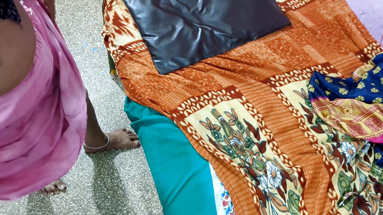 Saya mengangkat ibu mertua saya terbalik dan menjilat pepek berbulunya dengan lidah saya