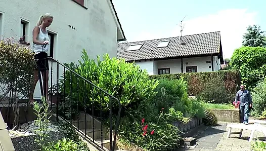 Blondine mit dickem arsch genießt in einer warme ladung nach hartem sex