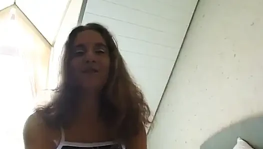 Brünettes teen mit kleinen titten liebt es, ihre nasse muschi zu reiben