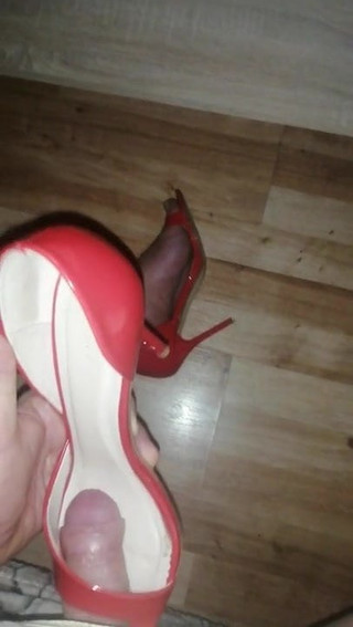 Sepatu hak tinggi merah seksi