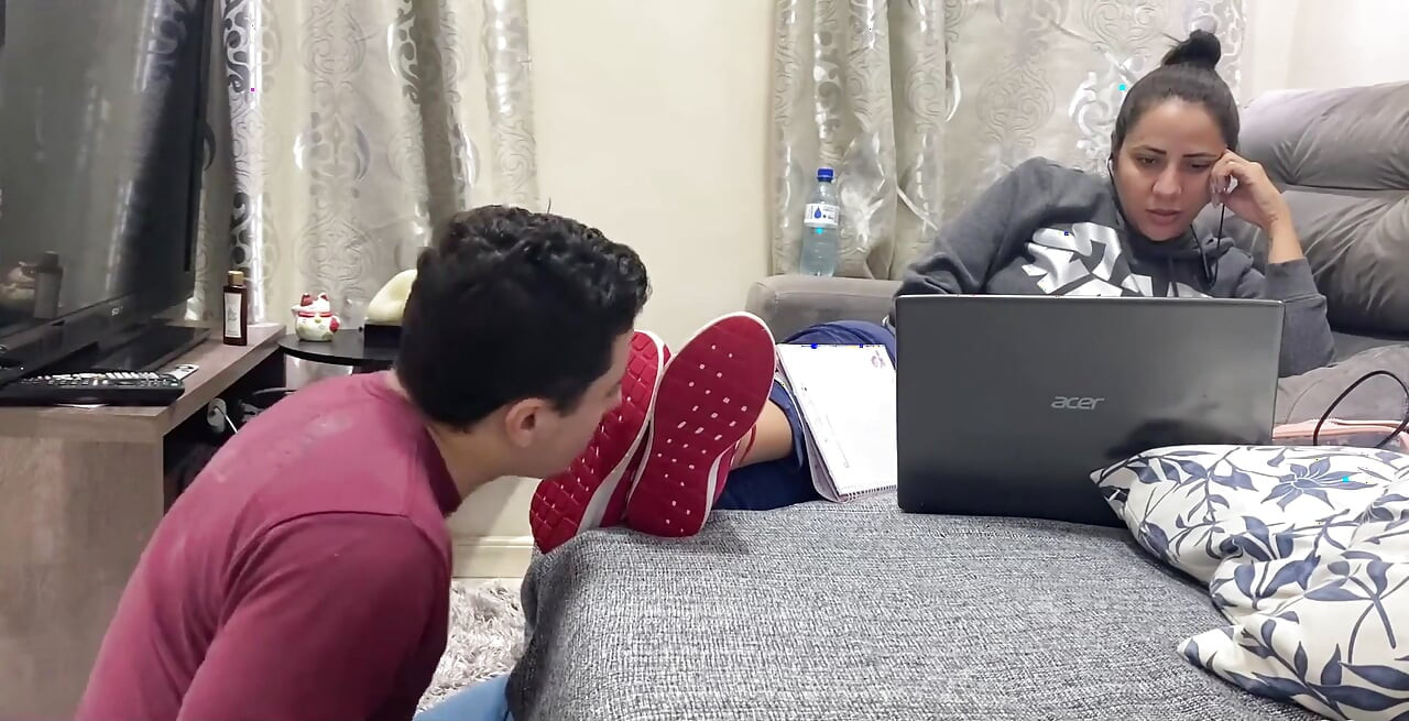 Kiffa negeert voetslaaf terwijl hij haar sportschoenen schoon likt