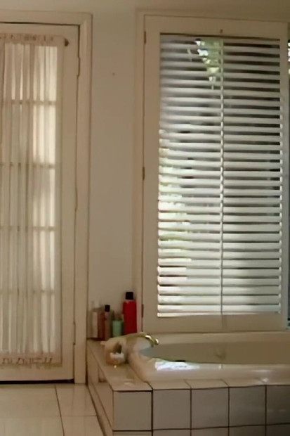 Gadis muda eksotik-cantik menunggang zakar besar mencari orgasme yang sengit