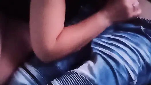 Überraschung, ich lutsche meinen liebhaber im auto