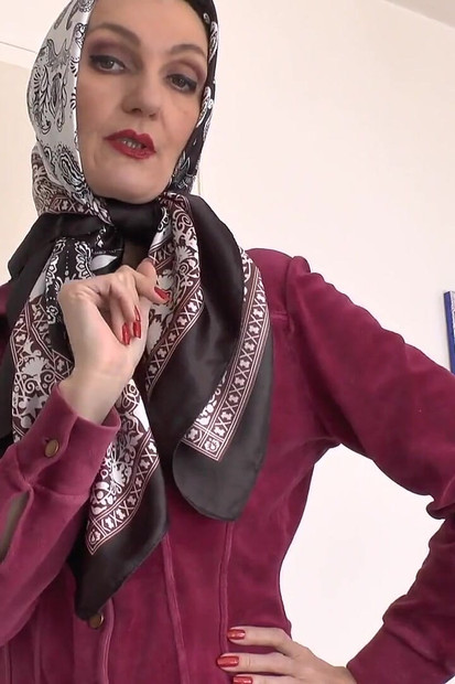 Demonstracija prekrasnih satenskih marama, JOI, Lady Victoria Valente
