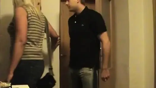 Настоящая пара трахает киску в позе публичный секс в любительском видео... секс в спальне