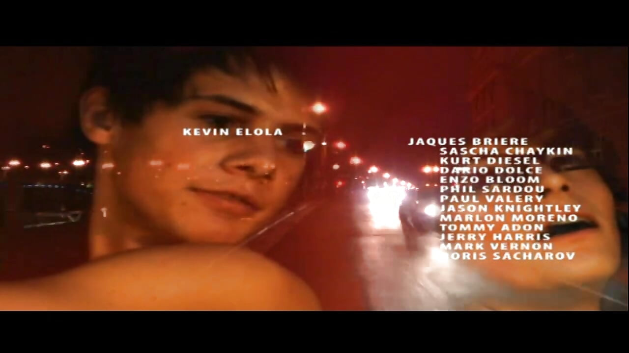 Seks threesome ganas sama 3 pria di ruang tamu tanpa kondom!