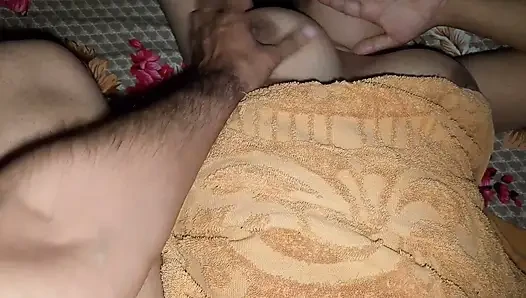 Ateşli ve güzel kız erkek arkadaşını sikiyor