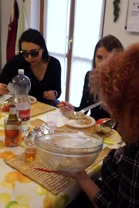 午餐羞辱顺从的奴隶在地板上吃