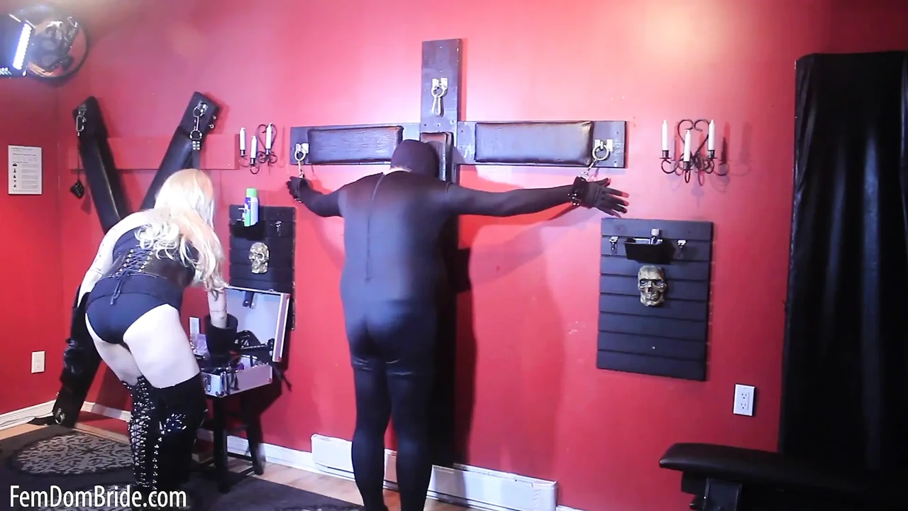 在一个粗鲁的架子上啪啪