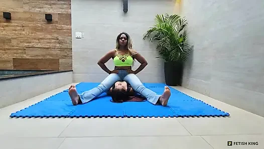 Lebian lagi asik dudukin dada - lebian dengan kaki dan otot yang kuat lagi asik