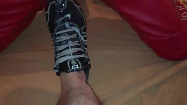 Esfregando gostoso o Nike Shox ate o cara gozar