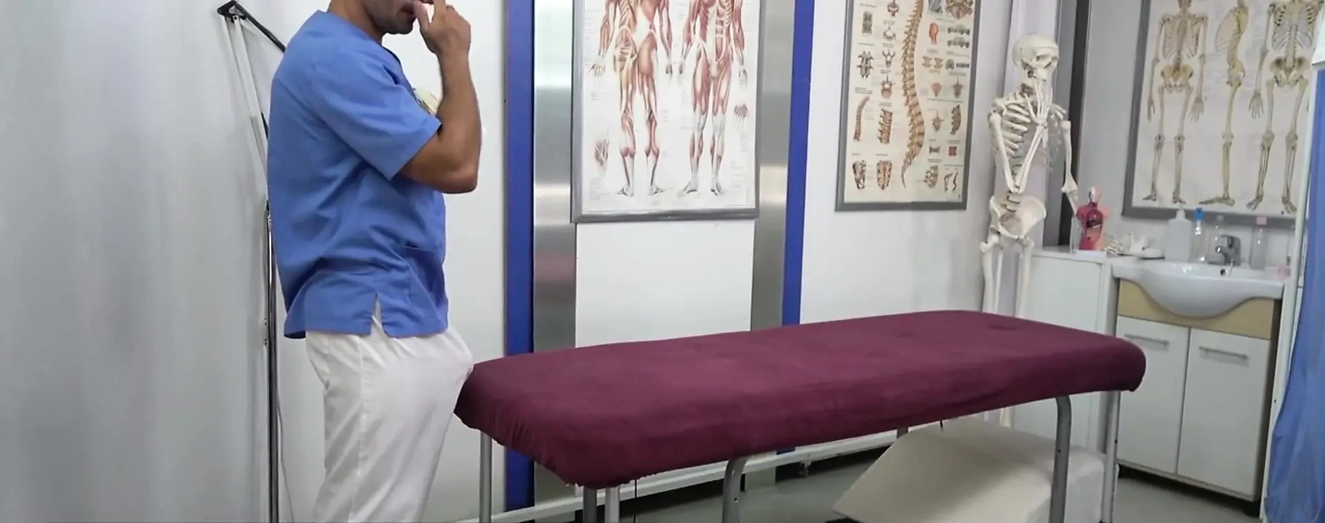 O maseuză cu pulă uriașă fute o pacientă latino cu țâțe mari naturale și ejaculează înăuntru