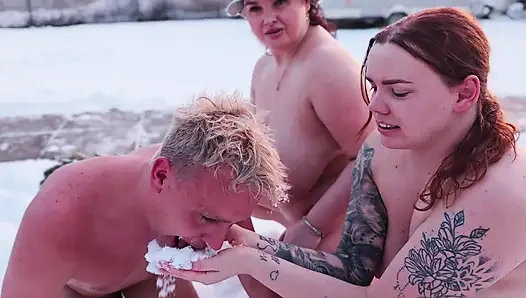 Swingerpaare. Zwei Paare Vergnügen Sich Nackt Im Schnee. Die Frauen Urinieren in Den Schnee, Die Männer Lecken Es Ab.