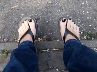 Vernis à ongles noir sur des pieds parfaits