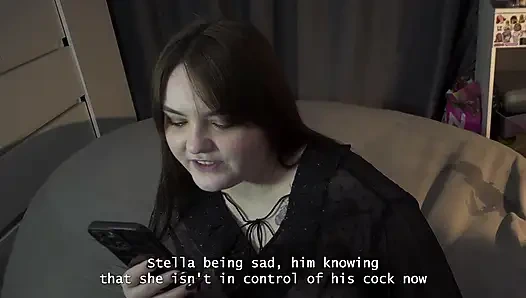 Porno hikayesi - Stella erkek arkadaşını takma yarakla sikerken yaramazlık ile sırıtıyor