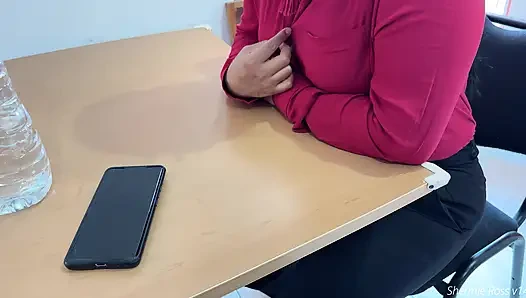 Meine Kollegin ist während ihrer Mittagspause gelangweilt, also lade ich sie ins Badezimmer ein, um sie aufzumuntern