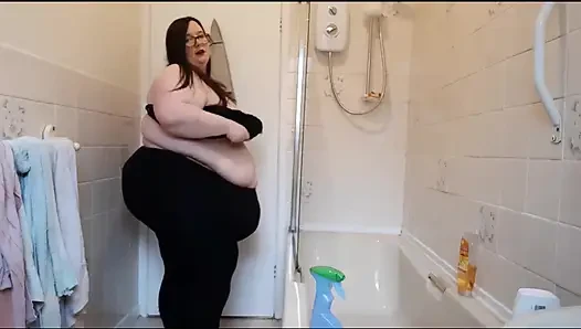Ssbbw nackt putzt fetter bauch im badezimmer