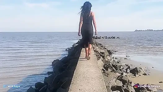 Я встретил девушку на побережье, и она отвела меня в свой отель к себе, и она проглотила всё молоко
