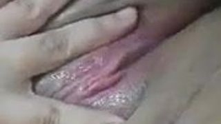 Dicke Latina mit dicken Titten masturbiert