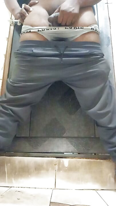 Tante indienne desi se faisant lécher les seins avec une branlette de queue