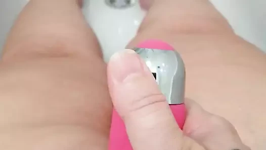Mature MILF Kitty Queen in the bath with her vibrator - Homemade real BBW PAWG masturbation to real orgasm