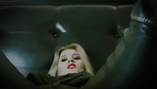 Kafanı ezmeden önce taytının arasında