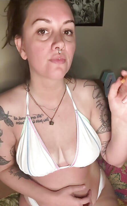 비키니를 입고 담배를 피우는 체리 나무