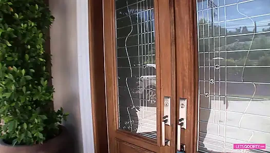 Azgın genç güzel kanepede sikiliyor