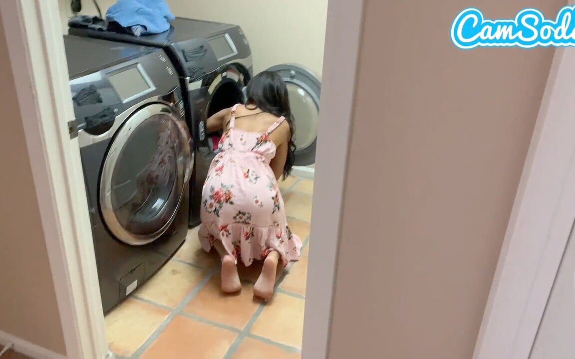 Meio-irmão Espiona Eu Lavando Roupa, Rouba Minha Calcinha E Me Fode Com força Enquanto Estou No Telefone Com a Mãe - POV