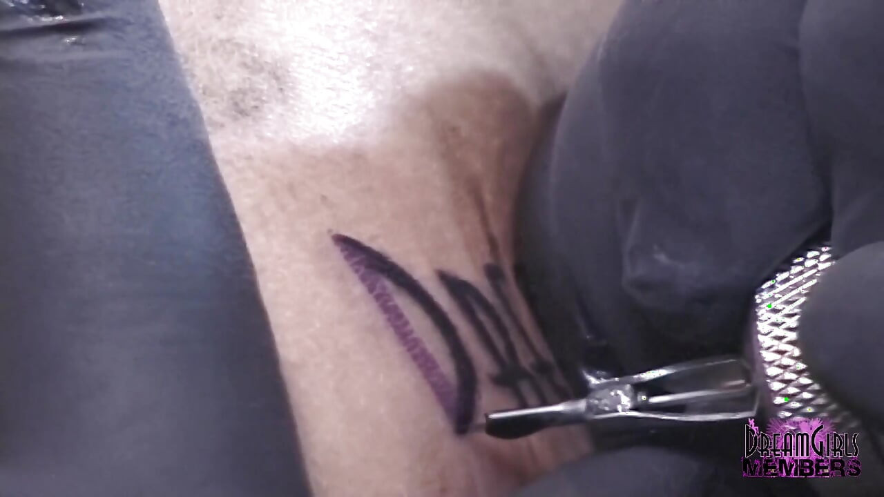 Fete de vis tatuate pe fundul ei drăguț