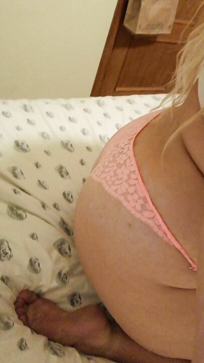 Rubia milf Kitty Queen En su tanga naranja, twerking y cremando sus grandes tetas naturales - culona