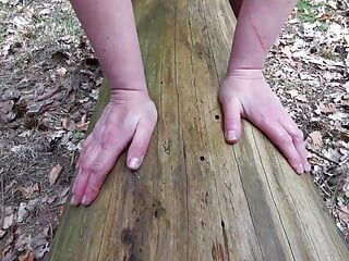 Duro tapa em peitos pendurados na floresta