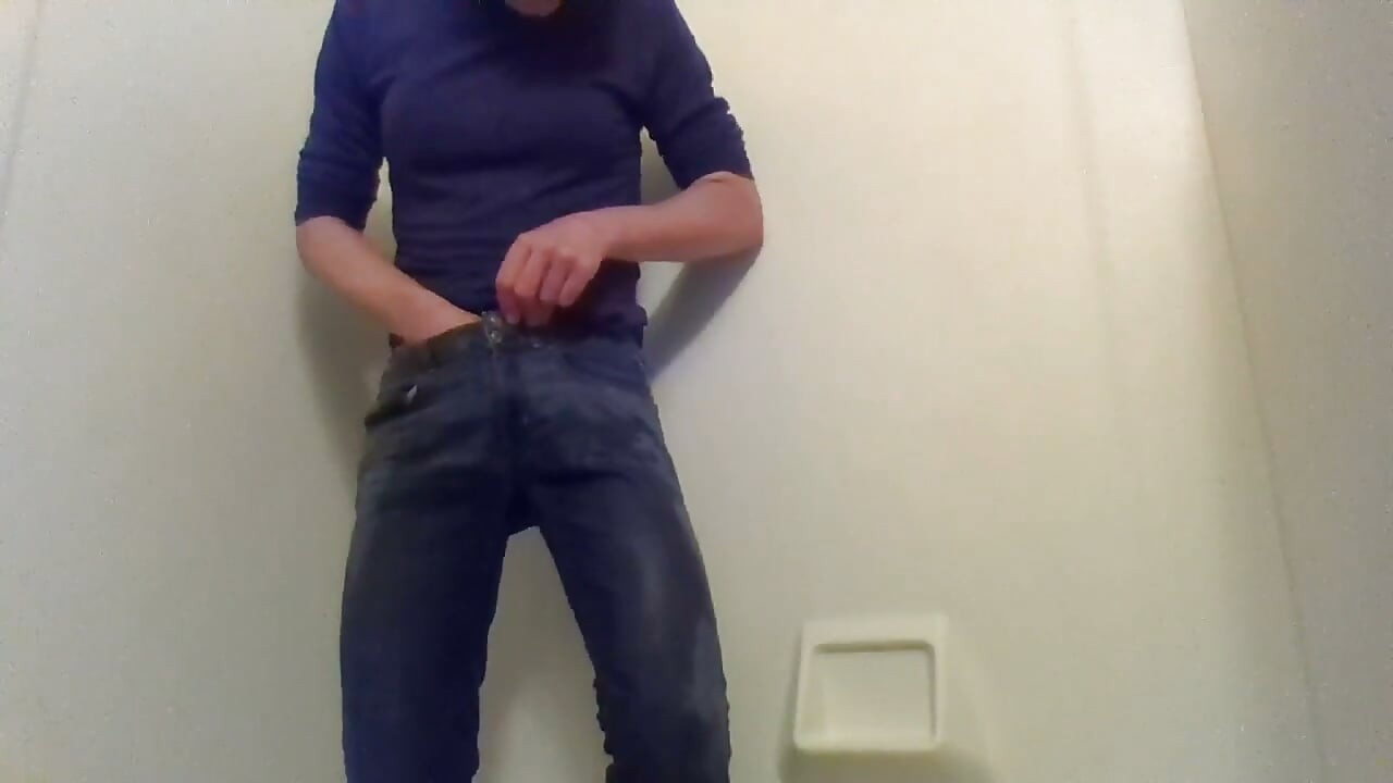 Awek transgirl comel kencing seluar jeans dengan sengaja untuk kali pertama; Dipakai Sepenuhnya