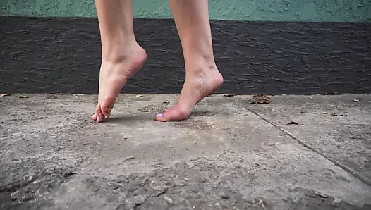 Fetish jalan kaki telanjang di fetish kaki kotor beton