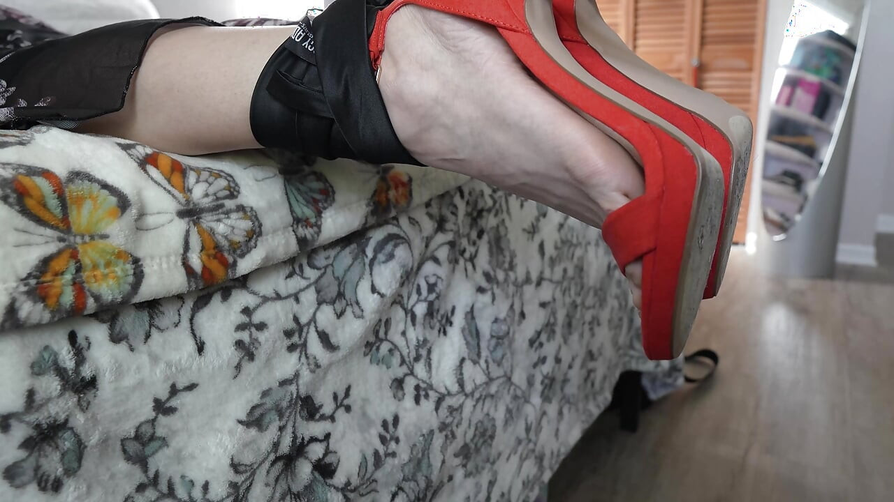 أرجل مربوطة ببعضها البعض