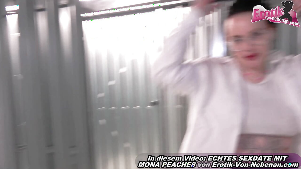 Tysk nabo med briller giver blowjob til fremmed i kælderen