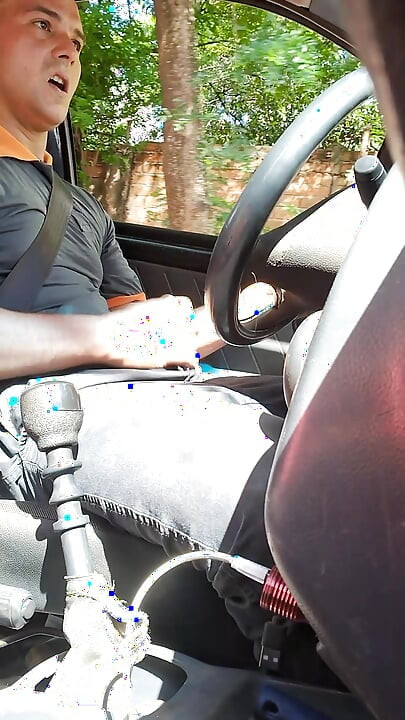 ขับรถและช่วยตัวเอง