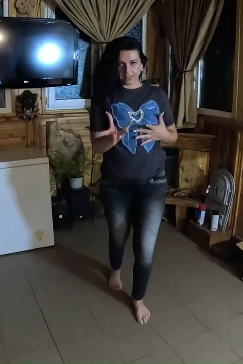 Scopata in faccia e sborrata mentre indossa dei jeans attillati 284- anteprima