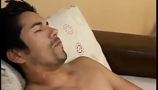 Cewek manis rambut pirang rambut merah ngocok kontol pria sambil bugil